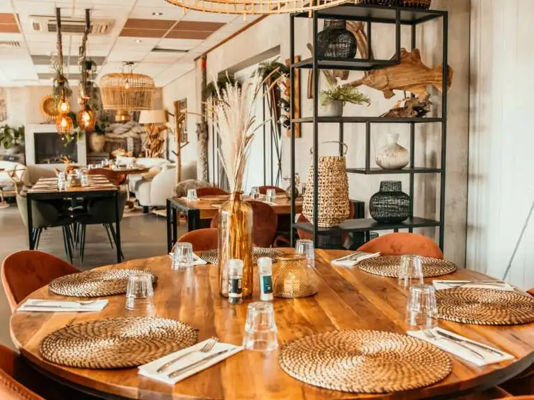 Strand café Dok grote ronde tafel