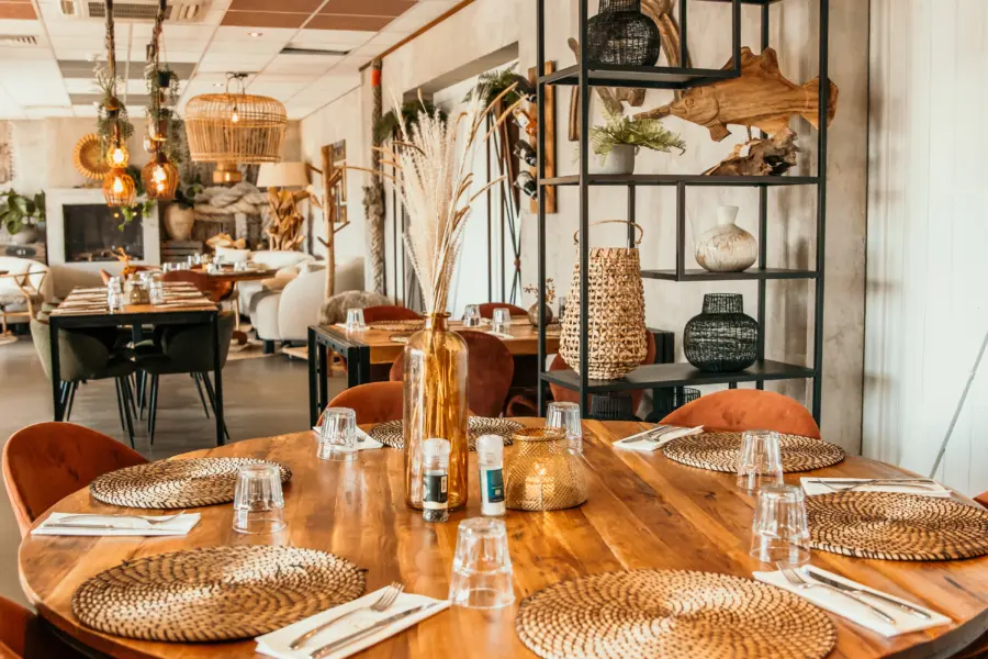 Strand café Dok grote ronde tafel
