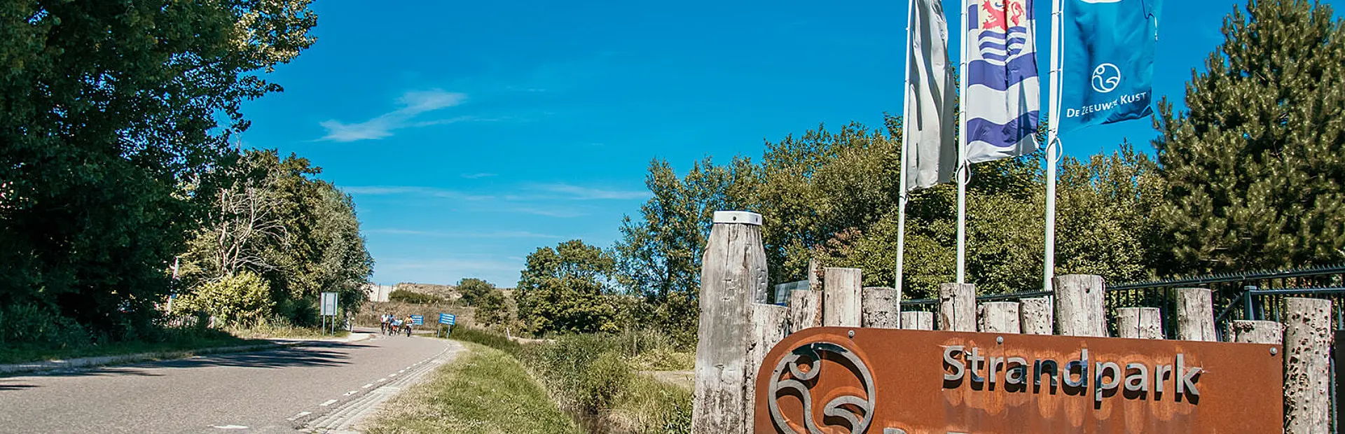 Wapperende vlaggen en een zonnige weg naar ontspanning bij De Zeeuwse Kust