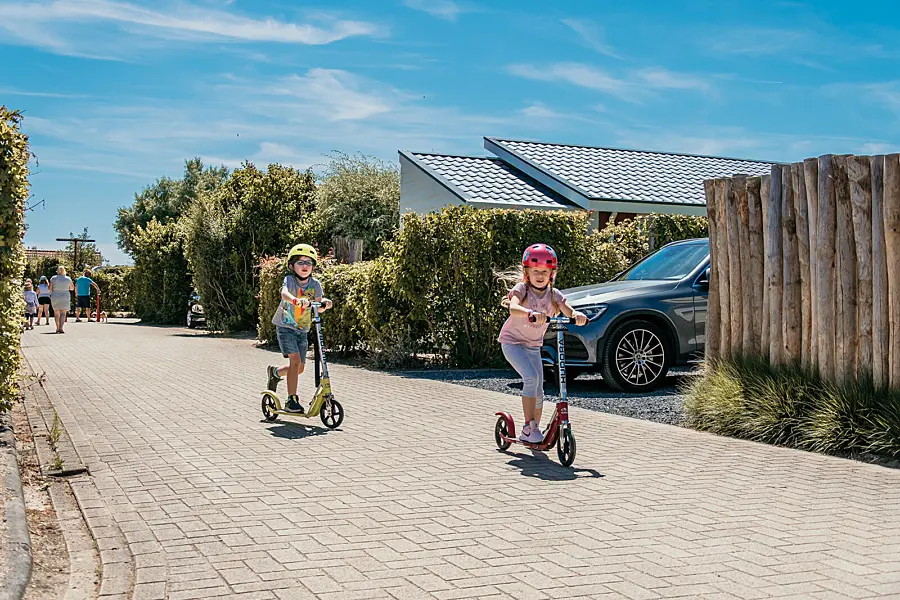 Onbezorgd steppen door het vakantiepark van De Zeeuwse Kust