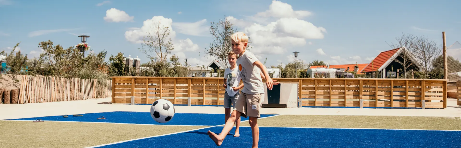 Blote voeten, een stuiterende bal en de zon hoog aan de hemel. Vrijheid en voetbalplezier bij Strandpark De Zeeuwse Kust