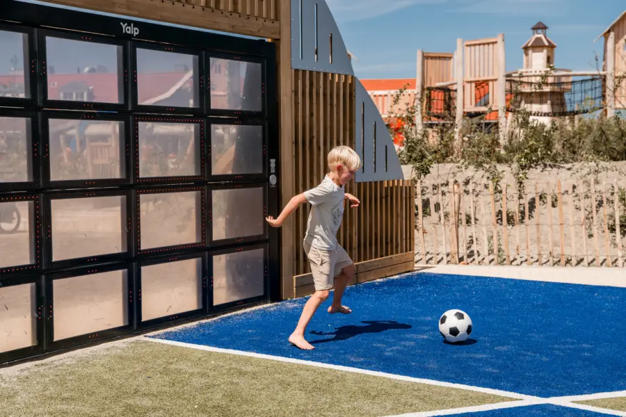Blote voeten, een zonnig veld en klaar om te scoren! Voetbalplezier bij Strandpark De Zeeuwse Kust
