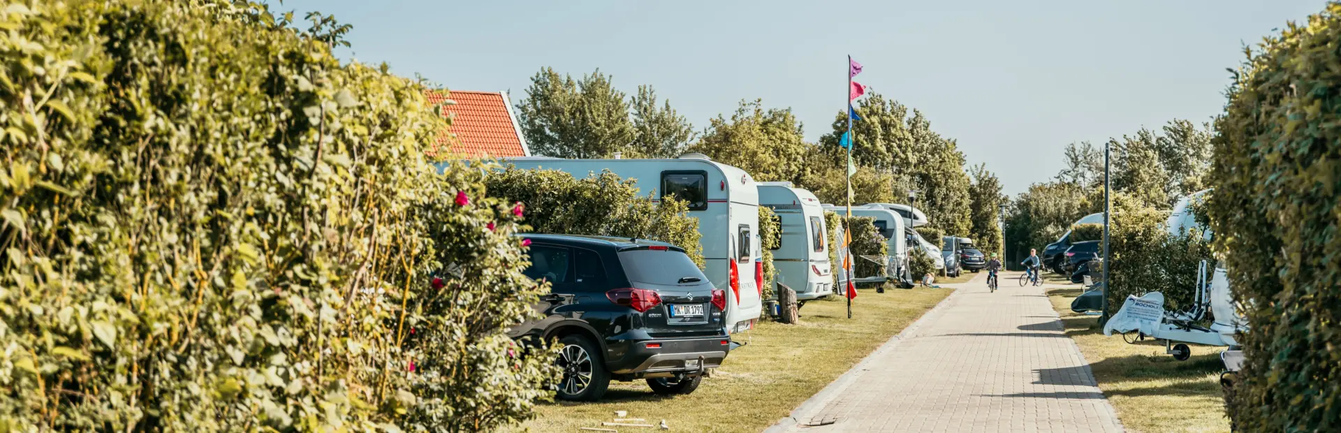 Zonnige campingdag op De Zeeuwse Kust, met een mix van natuur en comfort