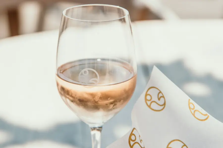Zonnig borrelmoment, een glas koude witte wijn met knapperige bitterballen op een sfeervol terras