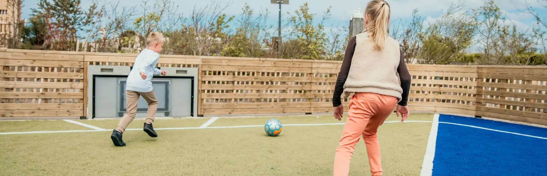 Met de bal aan je voet en de wind in je haren speel je het leukste potje voetbal op dit moderne sportveld bij De Zeeuwse Kust – een plek waar actie en plezier samenkomen