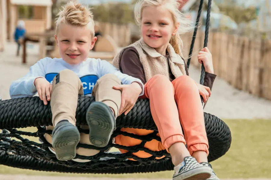 Samen lachen, draaien en schommelen in de frisse zeelucht – bij De Zeeuwse Kust is buiten spelen pure vreugde