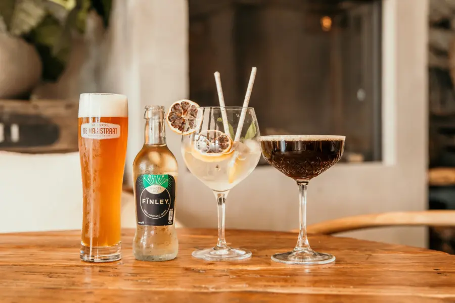 Speciaalbier gin-tonic en espresso martini sfeervol geserveerd in het restaurant van Strandpark De Zeeuwse Kust