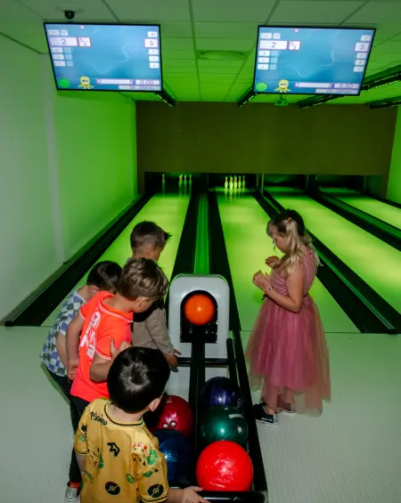 Kinderen die aan het bowlen zijn